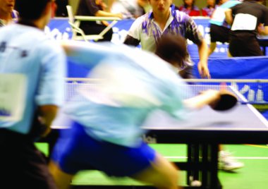 Masa tenisi oynayan adamlar