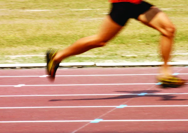 Jovem Correndo Pista — Fotografia de Stock