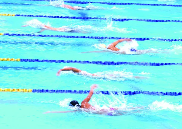 Junge Männer Schwimmen Pool — Stockfoto