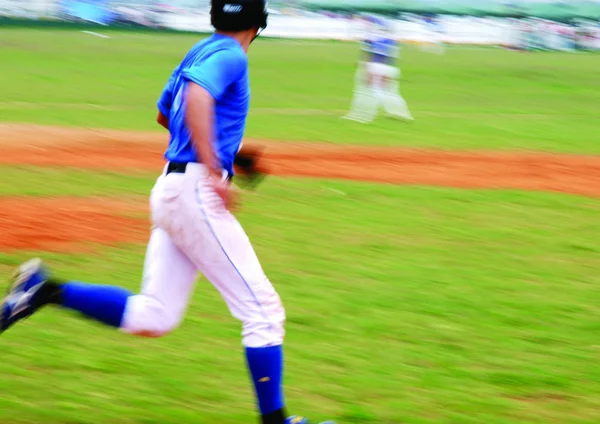 Mężczyźni Grający Baseball Podczas Meczu — Zdjęcie stockowe