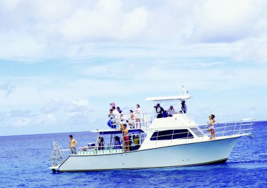 Sahilde teknesi olan insanlar.