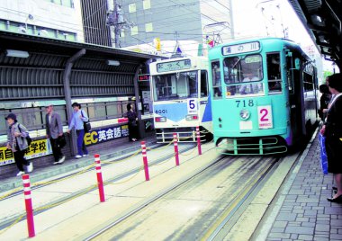 Şehrin sokaklarında tramvaylar