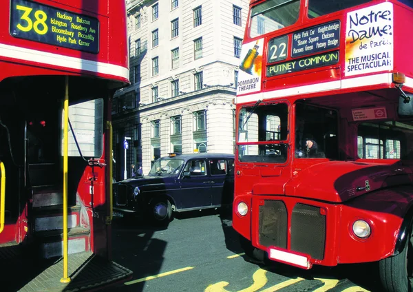 伦敦的老式公共汽车 — 图库照片