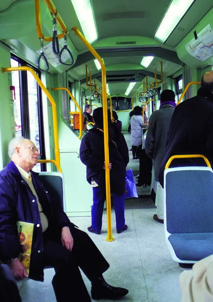 城市火车上的人 — 图库照片