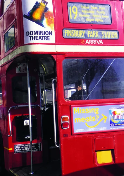 伦敦市的红色公共汽车 — 图库照片