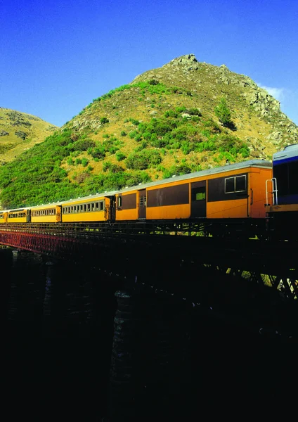 Straße Und Bahn Den Bergen — Stockfoto