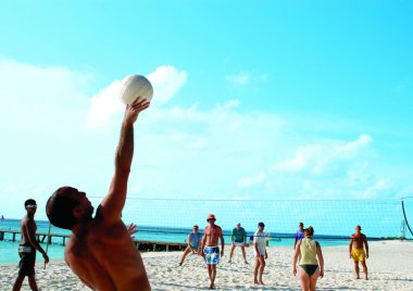 Sahilde oynayan gençler