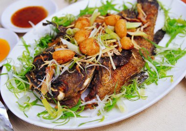 Kızarmış balık ve sebzeli salata