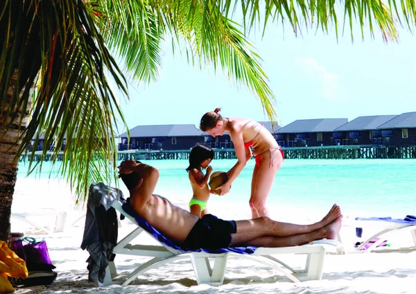 Pareja Divirtiéndose Playa — Foto de Stock