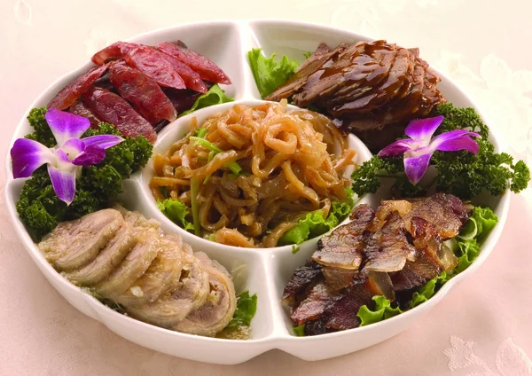 Leckeres Asiatisches Essen Auf Dem Tisch — Stockfoto
