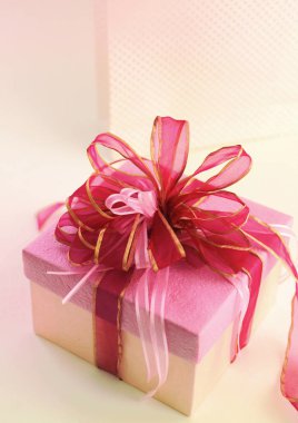 Yay ile doğum günü hediyesi kutusu