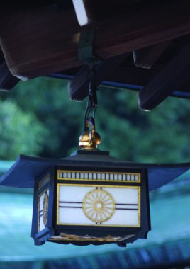 Bulanık arkaplanda eski bir Asya feneri 