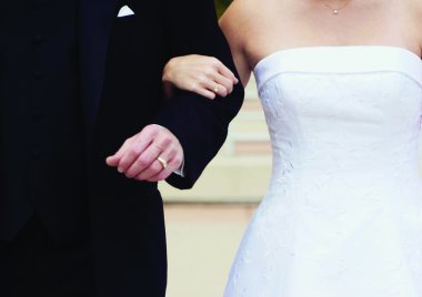 Gelin ve damat gelinlik içinde