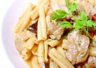 mantarlı ve sebzeli makarna