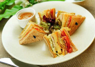 Beyaz tabakta sandviç