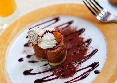 Çikolatalı pasta plaka üzerinde