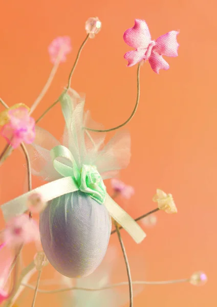 Όμορφα Ροζ Λουλούδια Και Πασχαλινό Αυγό — Φωτογραφία Αρχείου