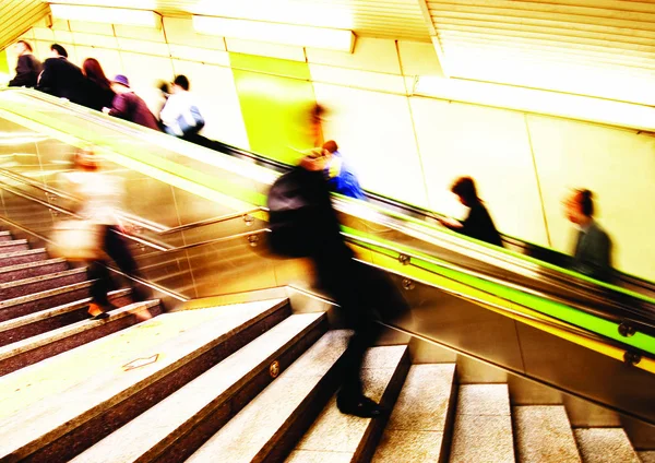 Japonlar metroda, hareket