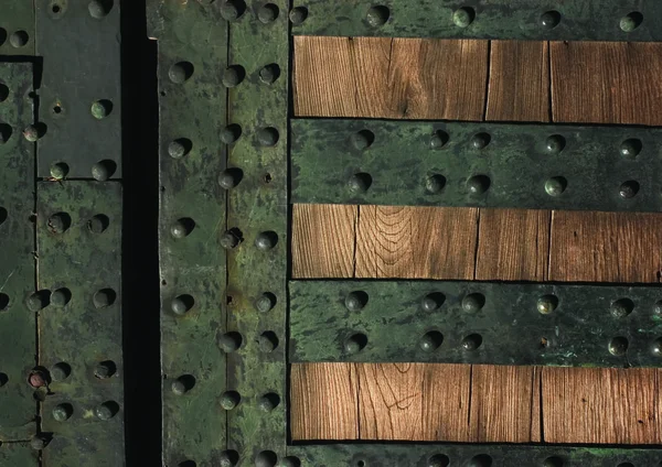 木门上的金属框架 — 图库照片