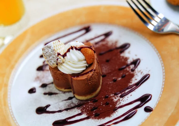 Çikolatalı pasta plaka üzerinde