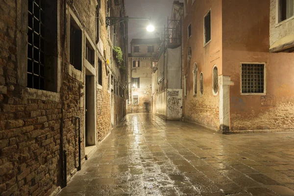 Oude Stad Straat Door Regenachtige Avond Venetië Italië — Stockfoto