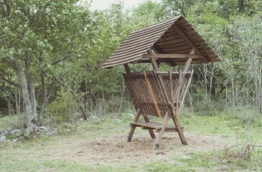 Ahşap çocuk odası besleyici yaz ormandaki 