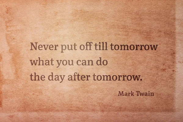 明日何ができるか 明後日まで決して延ばす ビンテージ グランジ紙に印刷された有名なアメリカの作家マーク トウェインの引用 — ストック写真
