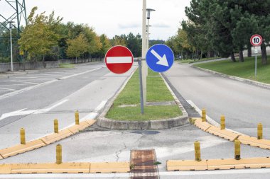 sürücü yönü işaretler odaklanmak ile boş sokak 