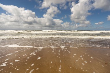 Baltık Denizi, boş kum plaj davranırken görmek fırtınayı
