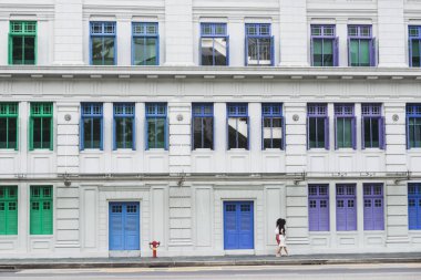 mavi, yeşil ve mor pencere çerçeveleri, ünlü eski Hill Street karakolda Singapur