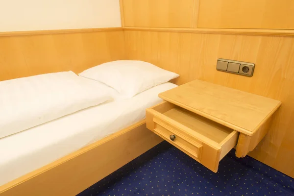 Einfaches Sauberes Schlafzimmerfragment Mit Fokus Auf Holzregal — Stockfoto