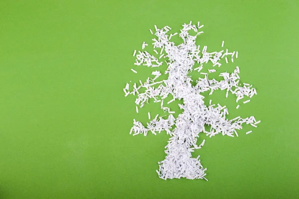 Rendelenmiş Kağıt Parçacıkları Yeşil Zemin Üzerine Yapılan Basit Yeşil Ağaç — Stok fotoğraf