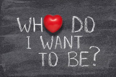 Kim O yerine kırmızı kalp simgesi olan kara tahta üzerinde el yazısı soru olmak istiyor musunuz