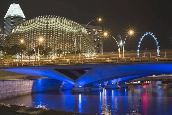 Gece Tarafından Aydınlatılmış Modern Singapur Mimarisi — Stok fotoğraf