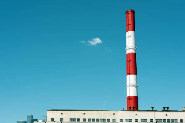 Enorme Chimenea Rayas Rojo Blanco Con Cielo Azul Detrás —  Fotos de Stock