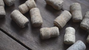 Ahşap üzerine şampanya mantarları