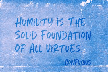 Tevazu eski Çinli filozof Konfüçyüs alıntı grunge mavi kağıda basılan tüm erdemleri - sağlam temelleri olduğunu