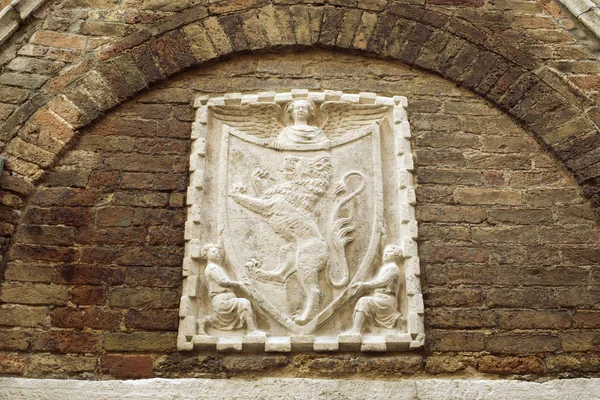 Fragmento Pared Antigua Con Escudo Armas Veneciano Relieve Venecia Italia —  Fotos de Stock