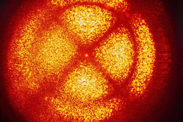 Röd Laser Cross Dubbelbrytning Mönster Olinjära Optiska Crystal Passerade Polariseringsfilter Stockbild