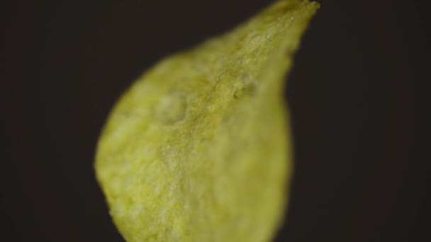 Single potato chip — Stock Video