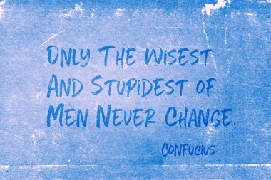 Sadece en akıllı ve en aptal adamlardan hiç - eski Çinli filozof Konfüçyüs alıntı grunge mavi kağıda basılmış değiştirmek