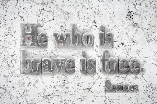 勇敢的人是自由的 古罗马哲学家塞塞报价安装在白色大理石墙上 — 图库照片