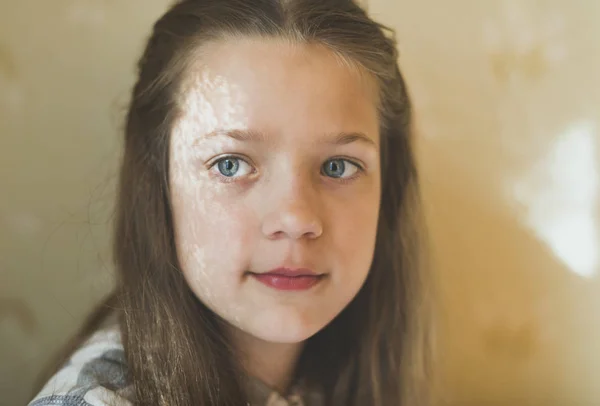Çocuk Kız Portre Yüzündeki Pencere Perde Gölgeli Kapalı Sakin — Stok fotoğraf
