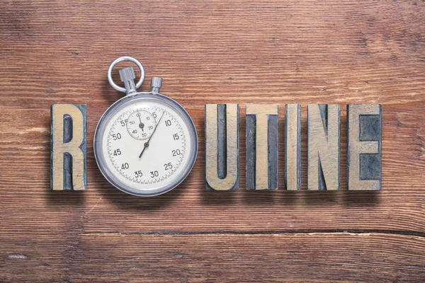 Routine Word Gecombineerd Vintage Gelakt Houten Oppervlak Met Stopwatch Binnen — Stockfoto