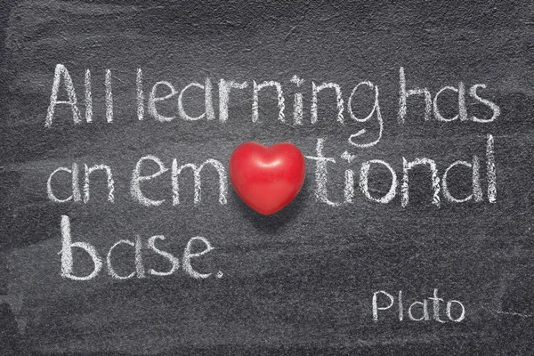 所有的学习都有一个情感基础 引述古希腊哲学家柏拉图写在黑板上用红色的心而不是 — 图库照片
