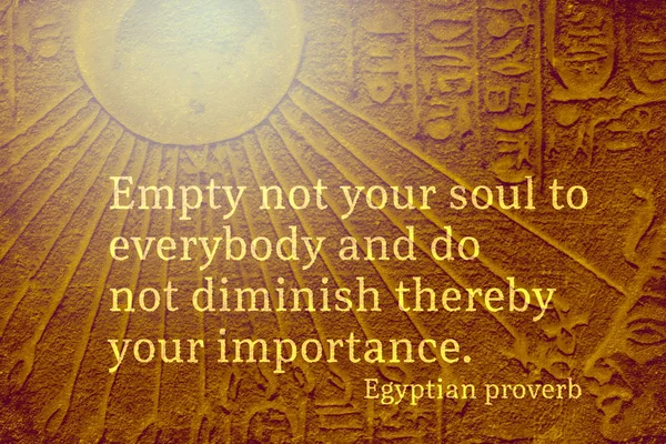 みんなにあなたの精神を空にして減少しない 古代エジプトの諺の引用 — ストック写真