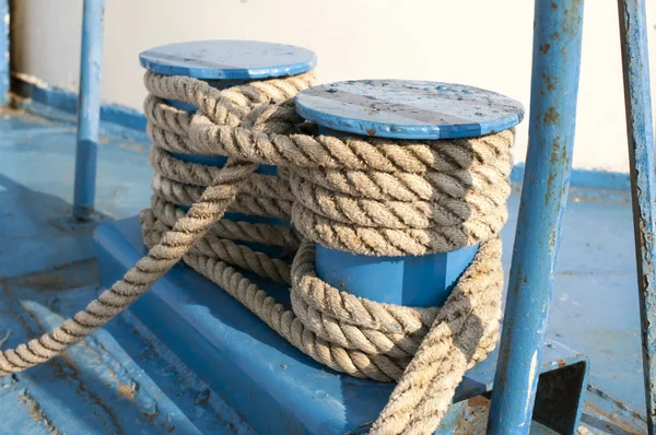 Corde Marine Altérée Sur Bobines Métalliques Peintes Bleu — Photo