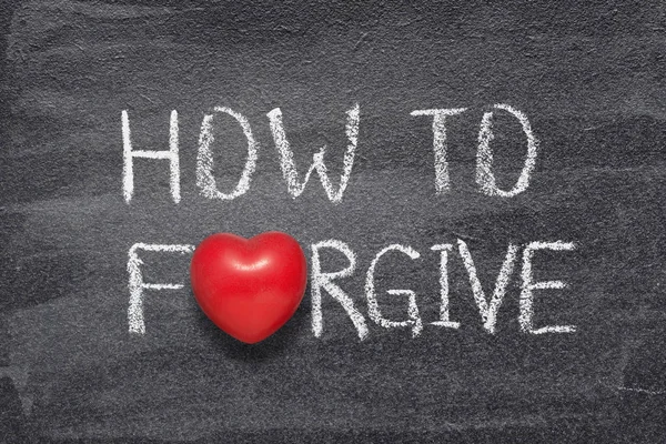 Hur Man Förlåta Fras Handskriven Svarta Tavlan Med Rött Hjärtsymbol — Stockfoto