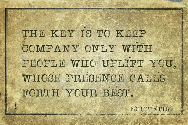 キーは あなたを高揚人だけで会社を維持する古代ギリシャの哲学者エピクテトスは引用グランジ ビンテージ段ボールに印刷 — ストック写真
