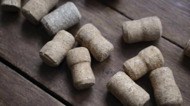 Şampanya mantarları ahşap üzerine